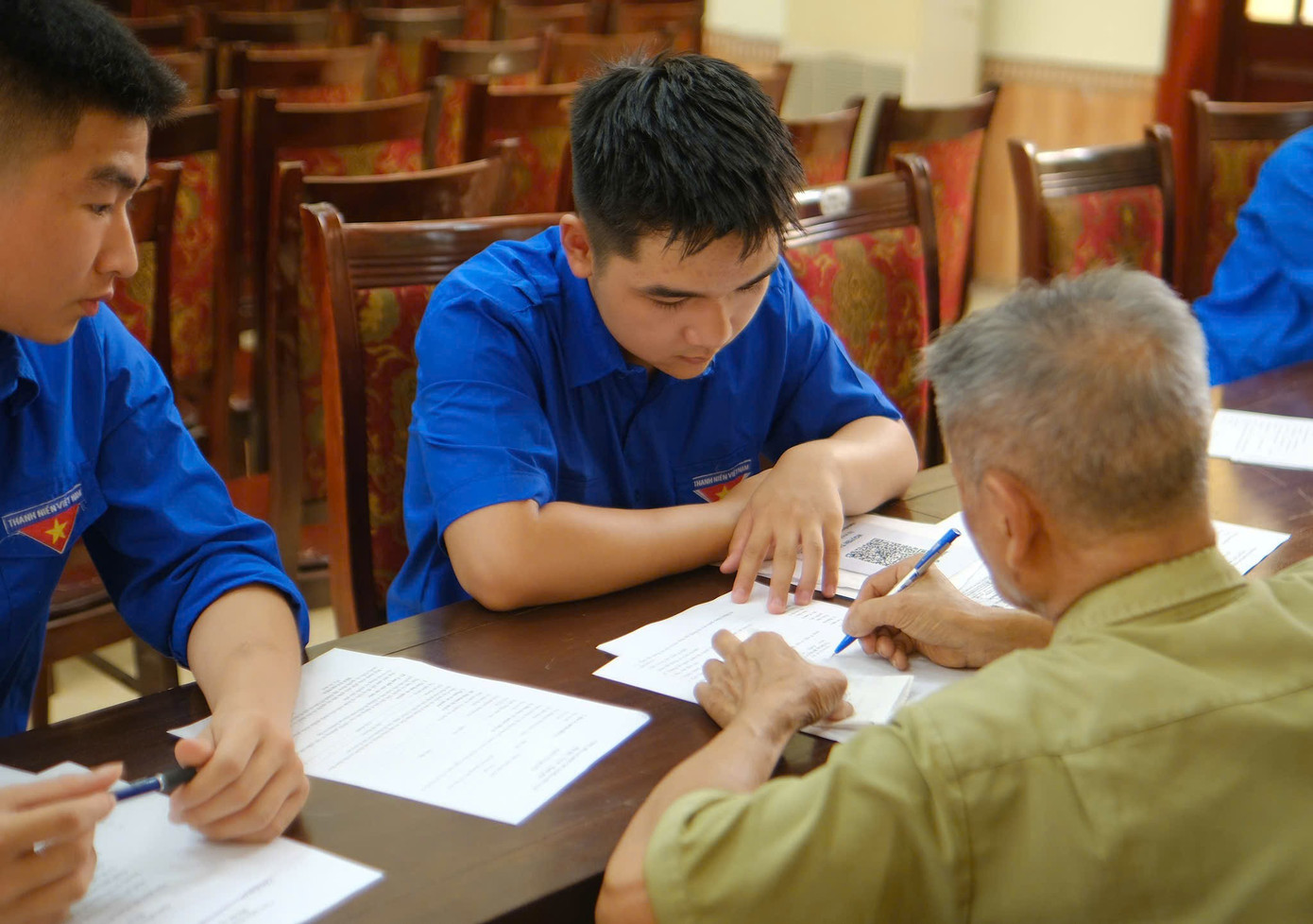 Đoàn viên phường Chương Mỹ hỗ trợ người dân hoàn thiện thủ tục hành chính, một trong những hoạt động thiết thực của công tác Đoàn tại địa phương. z7623889412494-cbaa5d8a96dfa359971f6d776ede075f.jpg