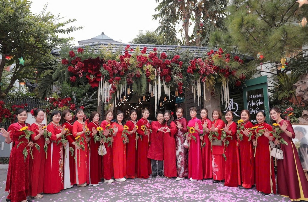 Con gái lấy chồng, mẹ mời 500 phụ nữ làng xếp hàng gần cây số đón nhà trai - 4