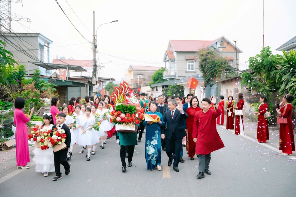 Con gái lấy chồng, mẹ mời 500 phụ nữ làng xếp hàng gần cây số đón nhà trai - 3