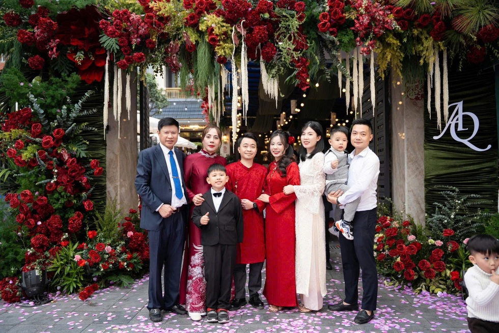 Con gái lấy chồng, mẹ mời 500 phụ nữ làng xếp hàng gần cây số đón nhà trai - 5