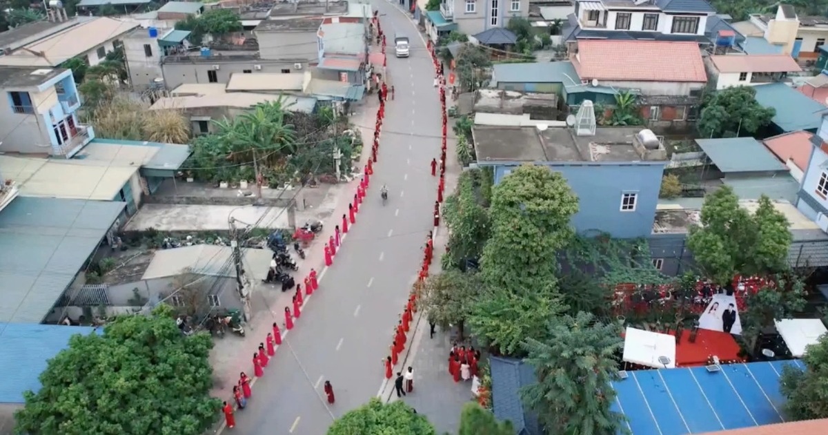 Con gái lấy chồng, mẹ mời 500 phụ nữ làng xếp hàng gần cây số đón nhà trai