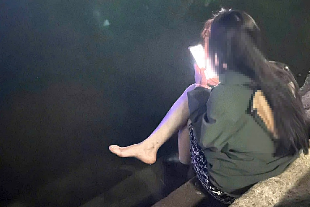 Một phụ nữ nhảy xuống hồ tự vẫn sau cuộc gọi nhờ chăm sóc 2 con - 1 Một phụ nữ nhảy xuống hồ tự vẫn sau cuộc gọi nhờ chăm sóc 2 con - 1