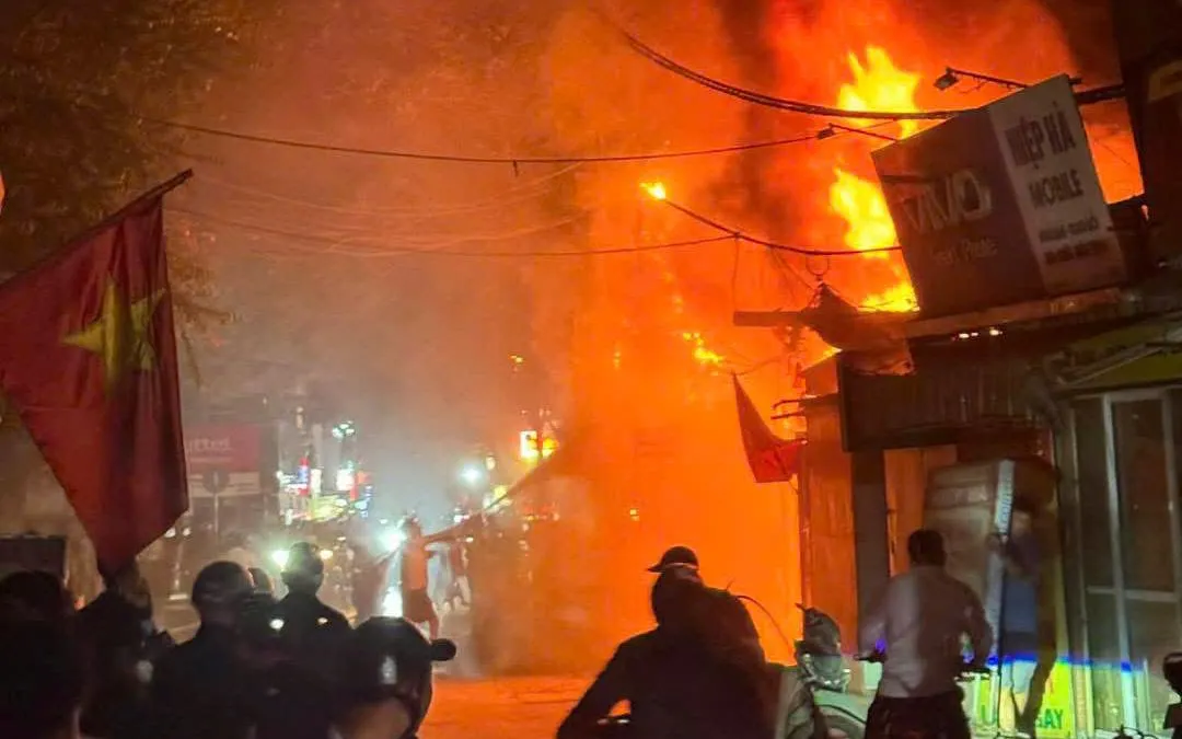 Hiện trường vụ cháy trên phố Định Công Hạ. (Ảnh: Người dân cung cấp) Hiện trường vụ cháy trên phố Định Công Hạ. (Ảnh: Người dân cung cấp)