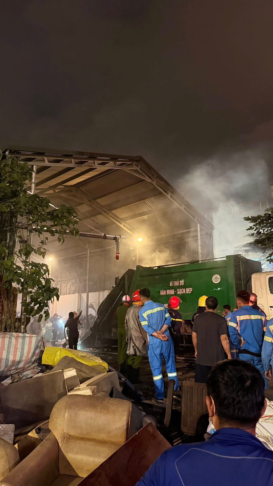 Cháy nhà dân trên phố Định Công Hạ (Hà Nội) - Ảnh 4.