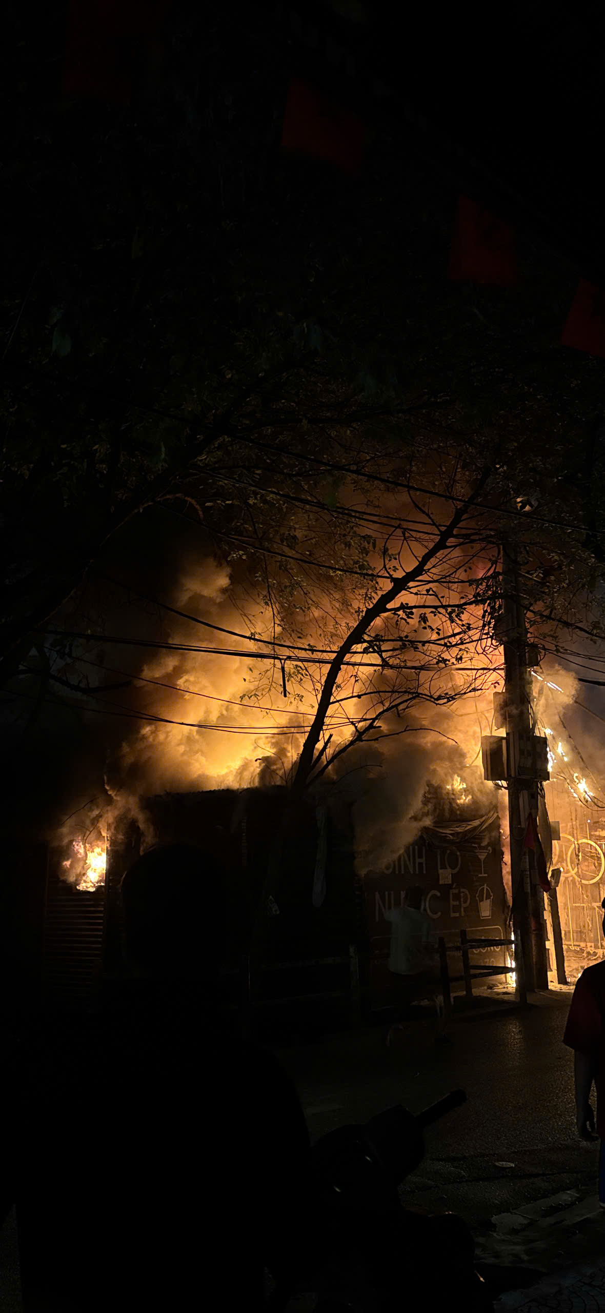 Cháy nhà dân trên phố Định Công Hạ (Hà Nội) - Ảnh 1.