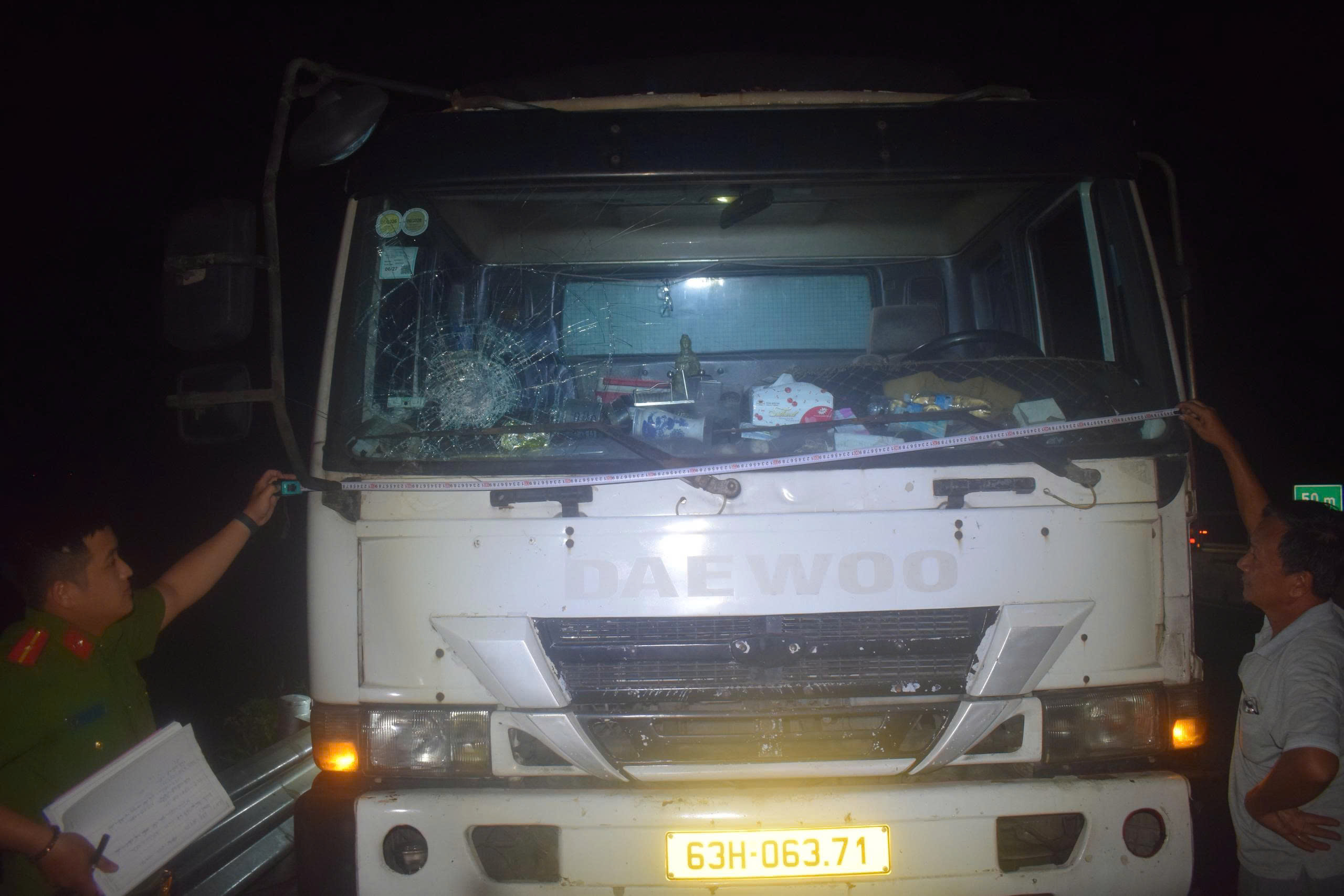 Nhóm trẻ ném đá vào ô tô trên cao tốc để tiêu khiển - ảnh 2