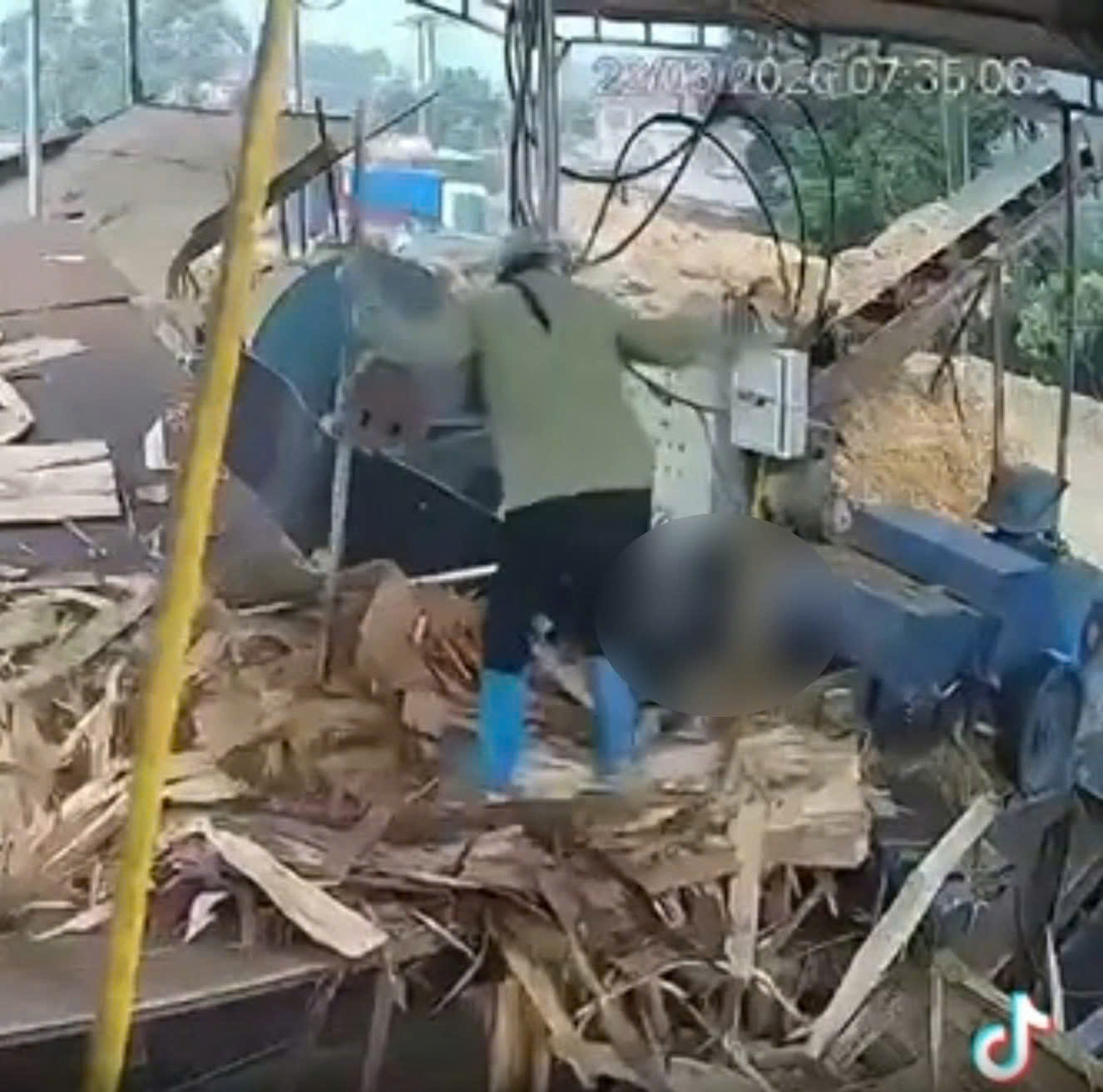 TNLĐ trong lúc làm việc, 1 ng phụ nữ 👩‍🦰 b;ị c;uô’n vào máy nghiền gỗ TV kocon`ng;uyênvẹn