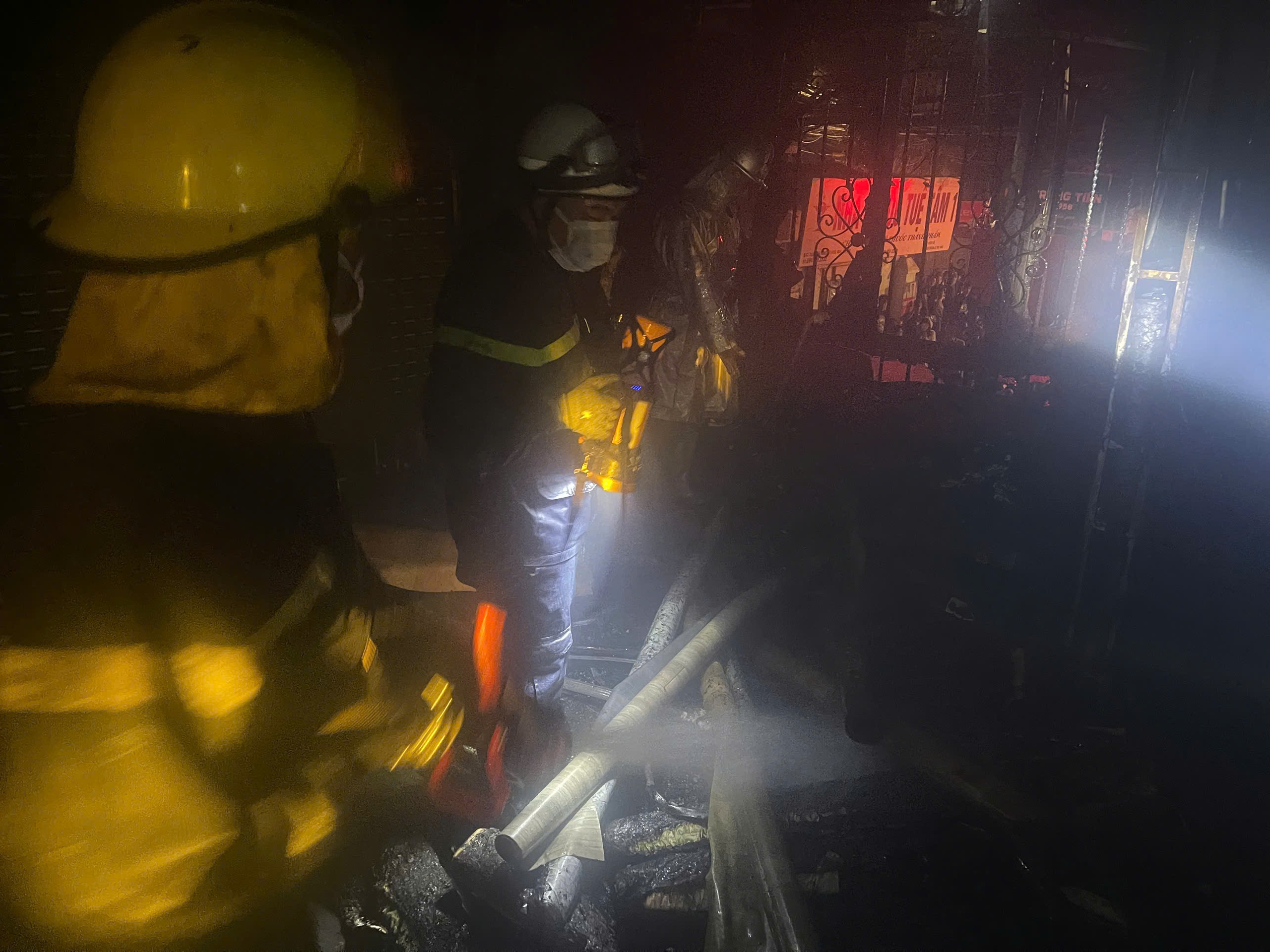 Người đàn ông kể giây phút bắc thang cứu 7 người trong vụ cháy ở Hà Nội- Ảnh 1.