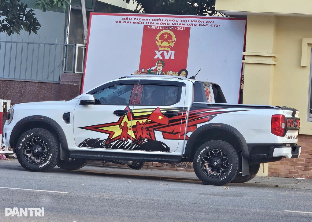 Bắt giam 2 kẻ đi ô tô hăm dọa, đánh người ở TPHCM - 3