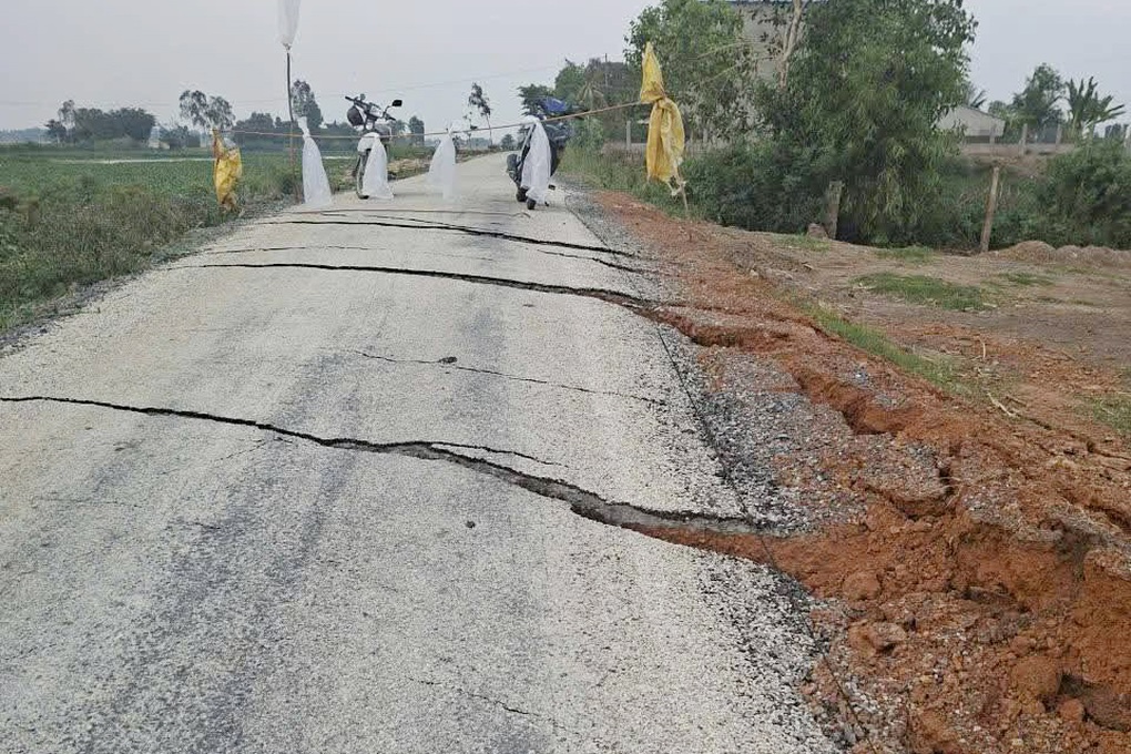 Đang khoan địa chất, tìm nguyên nhân sụt lún đường ven sông ở Tây Ninh - 2