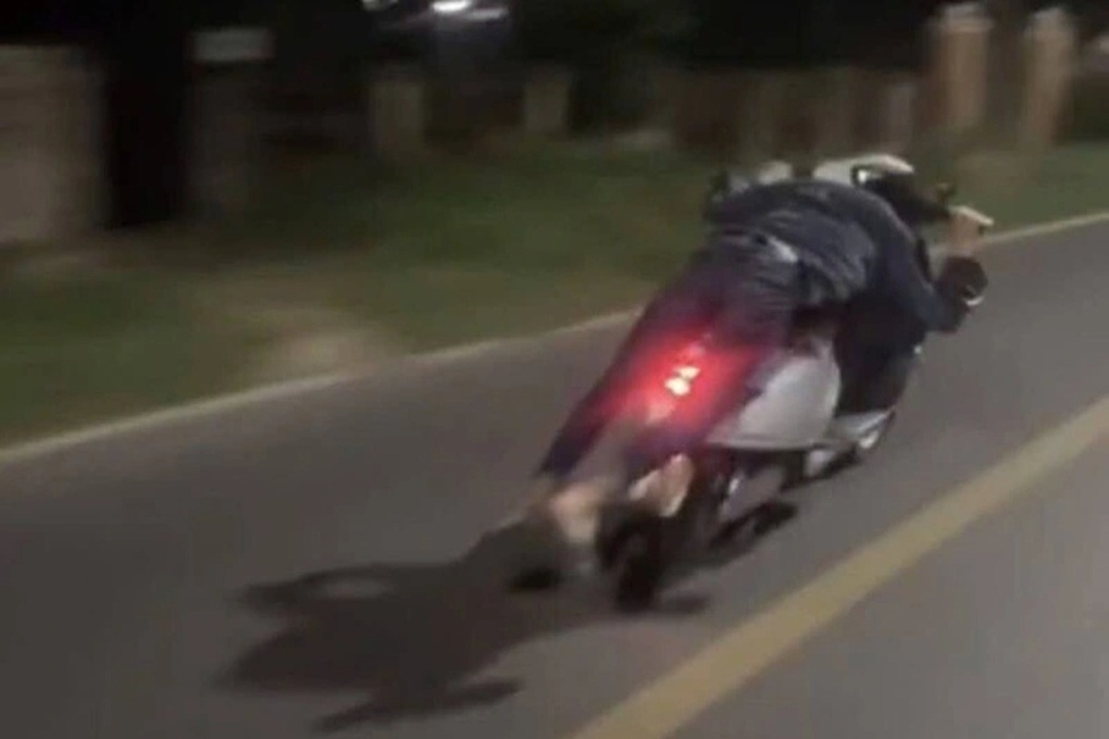 Nam sinh bị xử phạt vì làm xiếc trên yên xe máy điện - 1