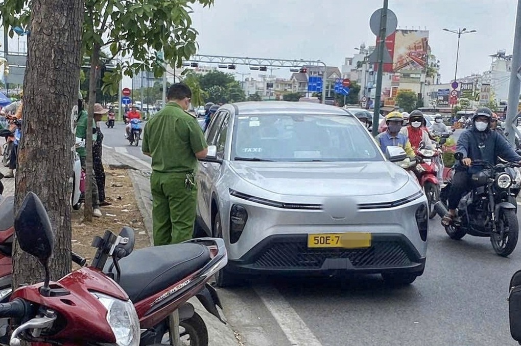 Tài xế 49 tuổi tử vong trong ô tô đậu trên đại lộ ở TPHCM - 1