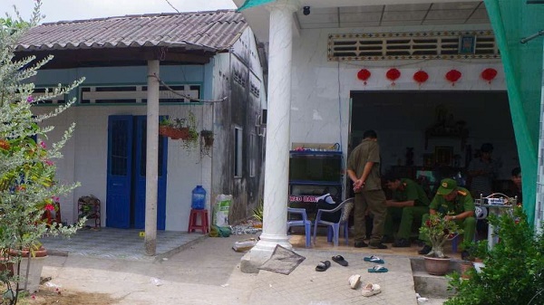 Nhóm người lạ xông vào nhà nổ súng, đâm chém người đang ăn nhậu- Ảnh 3.