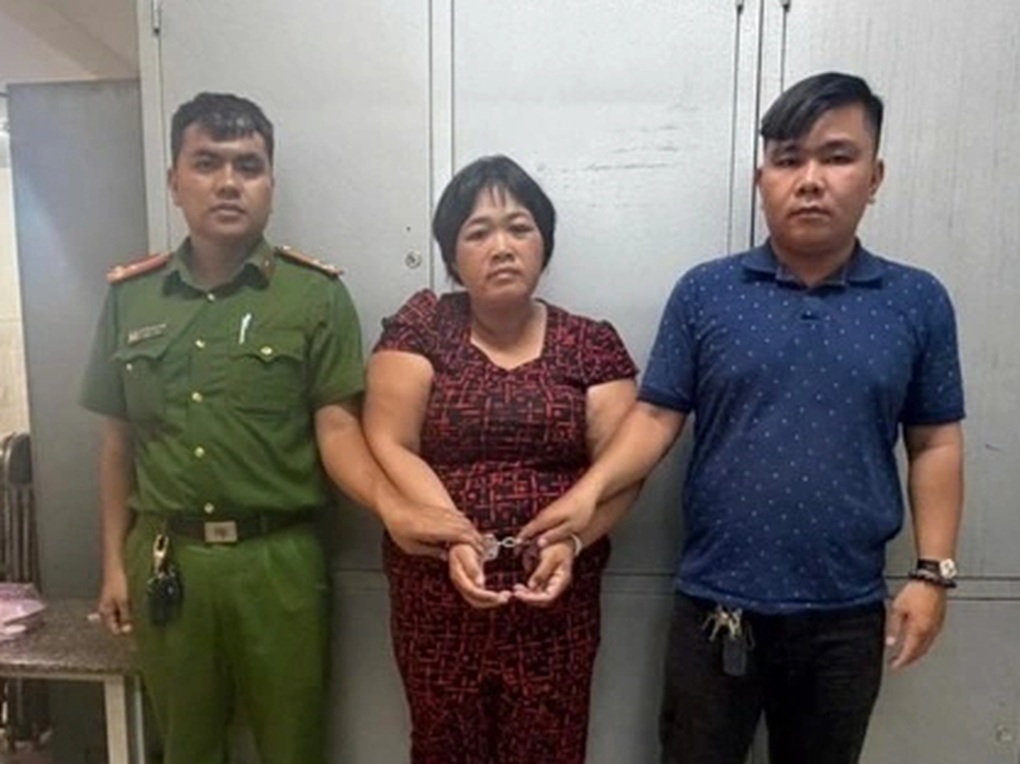 Bắt một phụ nữ chuyên lừa lấy vé số của người khuyết tật ở TPHCM - 1