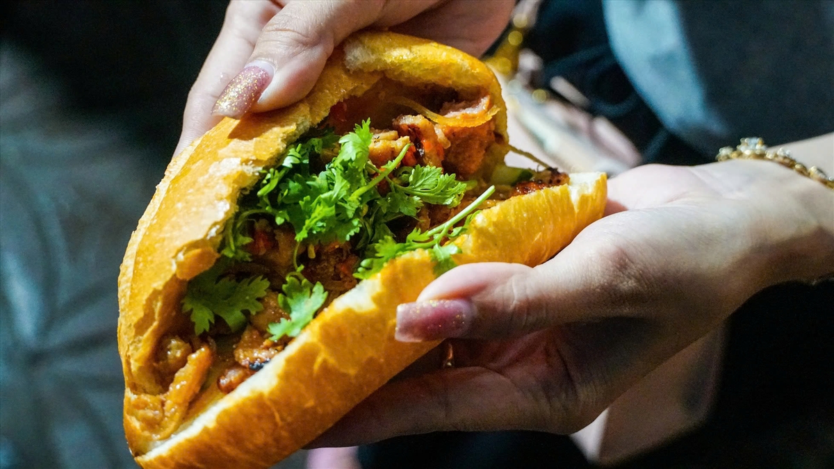 Bánh mì Việt Nam: Từ ổ bánh giá 5.000 đồng đến tiệm được Michelin vinh danh