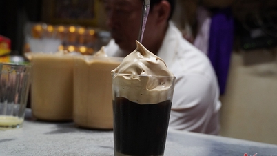 Quán cà phê 30 năm ở chợ xứ Nghệ hút khách với lớp bọt 'lạ', ngày bán trăm cốc