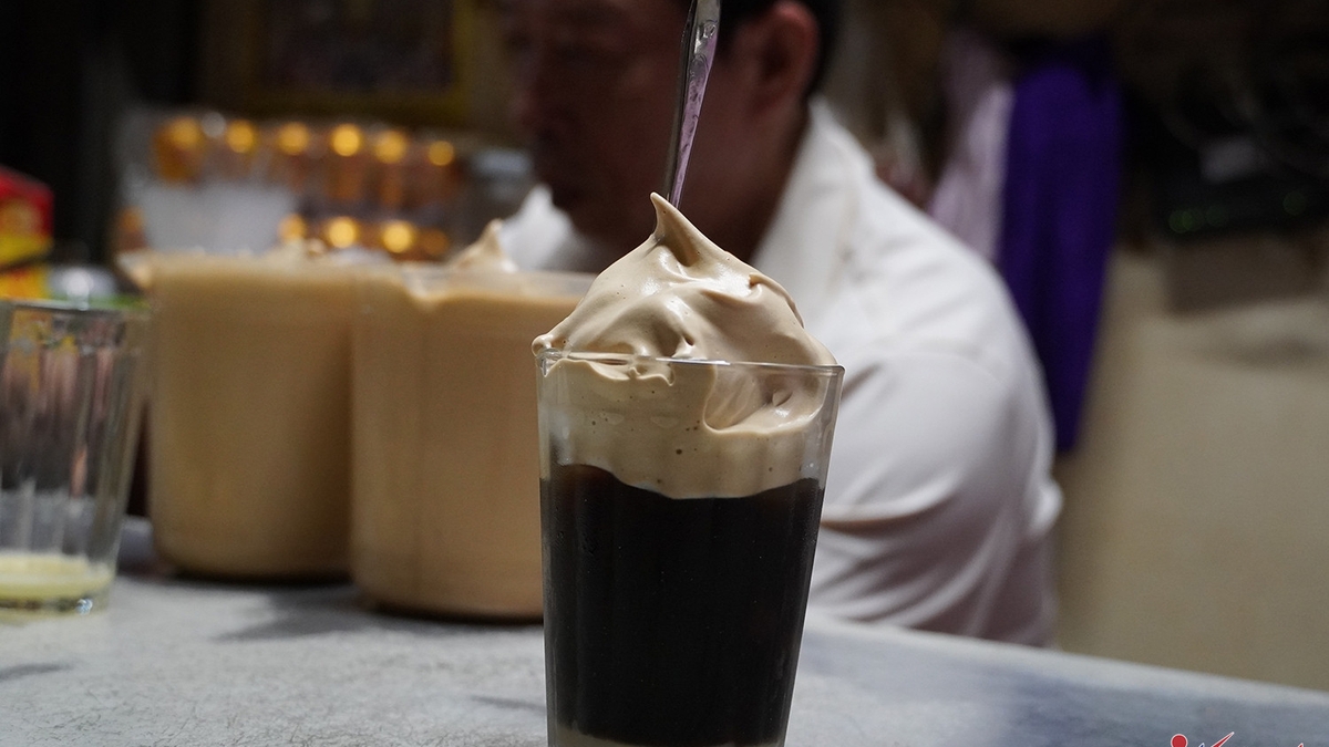 Quán cà phê 30 năm ở chợ xứ Nghệ hút khách với lớp bọt 'lạ', ngày bán trăm cốc