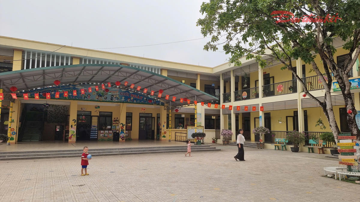 Hiện có hơn 100 học sinh của trường mầm non Hòa Bình không đến lớp do phụ huynh lo ngại về vấn đề an toàn thực phẩm. Ảnh: Nguyễn Toán.