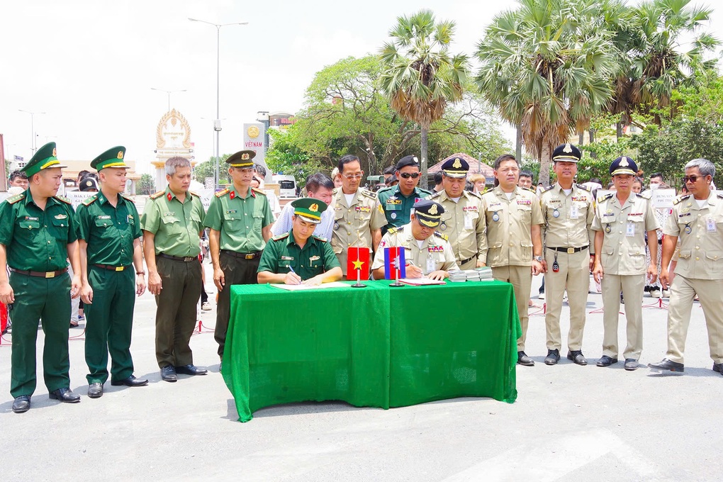 Tây Ninh tiếp nhận 73 công dân từ Campuchia, phát hiện một người bị truy nã - 1