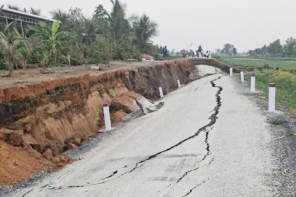 Đang khoan địa chất, tìm nguyên nhân sụt lún đường ven sông ở Tây Ninh - 1