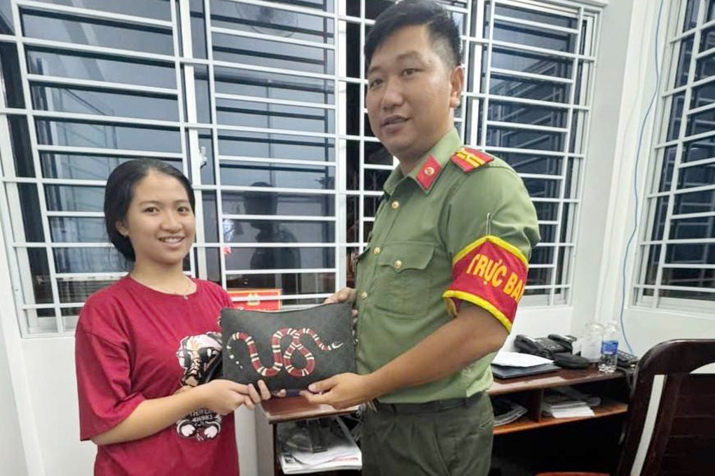 Nữ sinh lớp 8 ở Tây Ninh nhặt được túi da chứa hơn 200 triệu đồng - 1