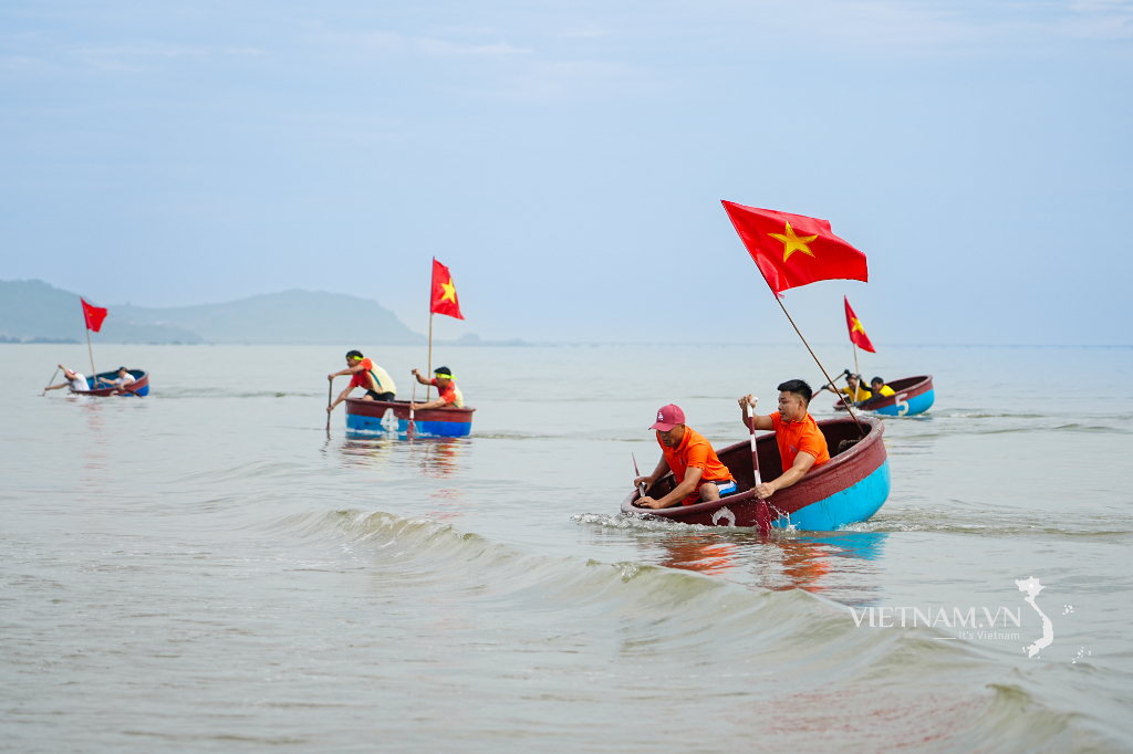 Đua mủng chào mừng ngày 30/4, 50 năm thống nhất đất nước.