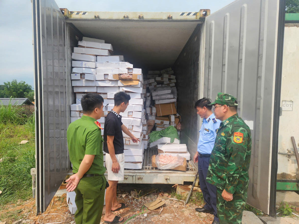 Lực lượng chức năng khám kho hàng chứa 10.500 kg chân gà đông lạnh không rõ nguồn gốc, xuất xứ.