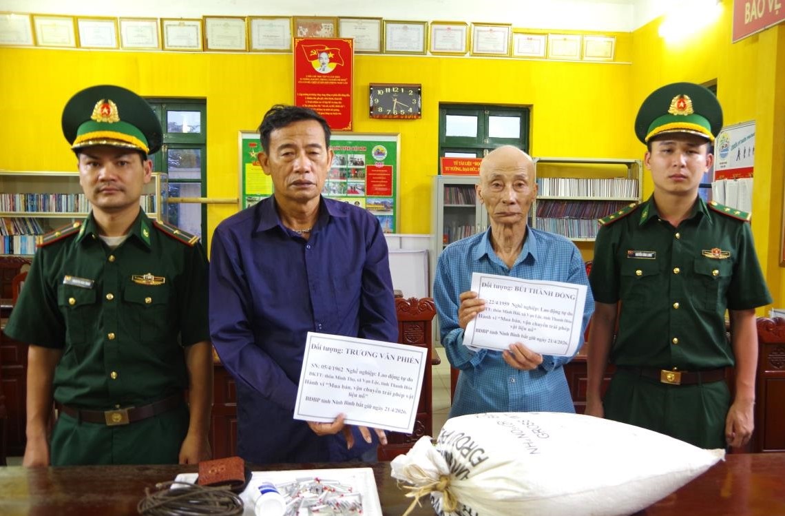 Các đối tượng cùng tang vật bị lực lượng chức năng bắt giữ. Ảnh: MK