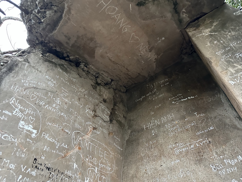 Di tích quốc gia đặc biệt núi Non Nước bị xâm hại bởi nạn viết, vẽ bậy - ảnh 3