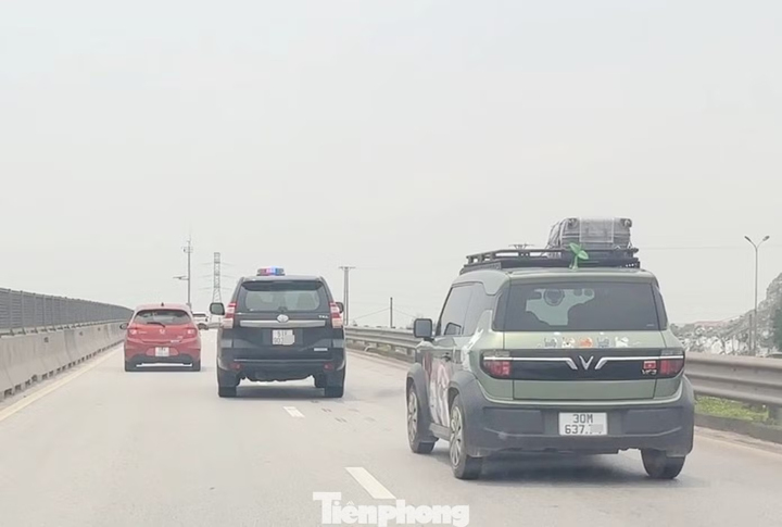 Xe luồn lách qua các xe ô tô khác để chạy vượt tốc độ.