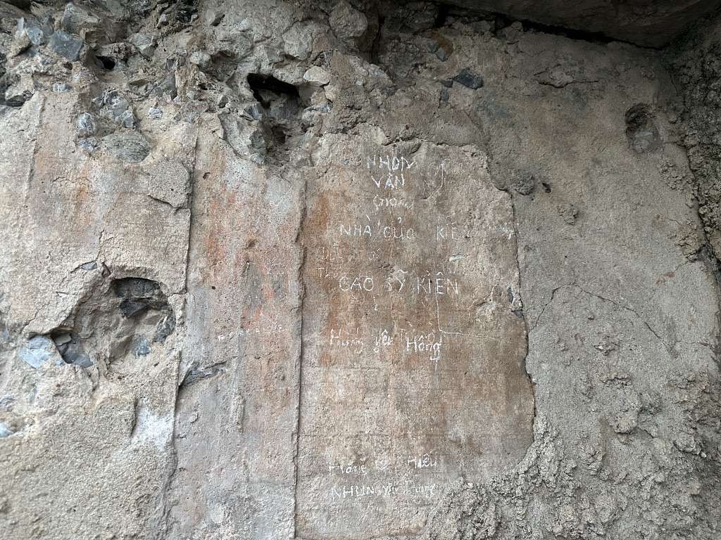 Di tích quốc gia đặc biệt núi Non Nước bị xâm hại bởi nạn viết, vẽ bậy - ảnh 2