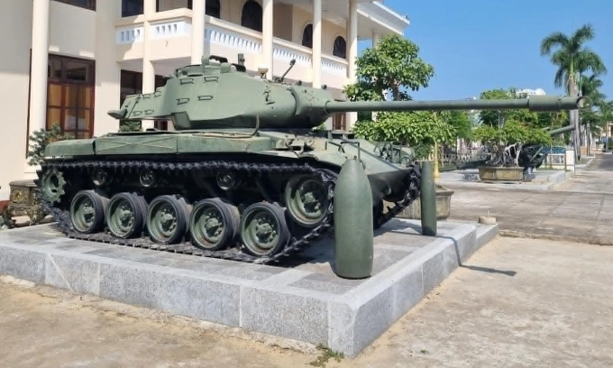 Một trong hai xe tăng được trục vớt tại biển Quy Nhơn năm 2007, trưng bày tại nhà truyền thống của Bộ chỉ huy quân sự tỉnh Bình Định (cũ, nay là Gia Lai). Ảnh: Kim Thi