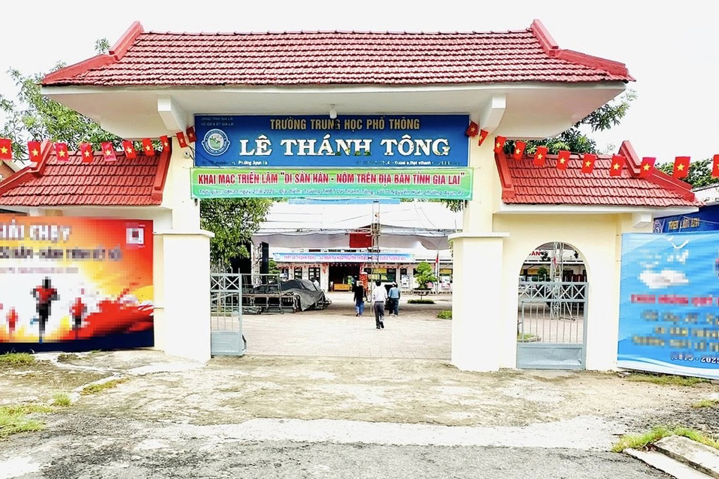 Mẹ đến trường bất ngờ tác động vật lý khiến con gái chảy máu miệng - 1