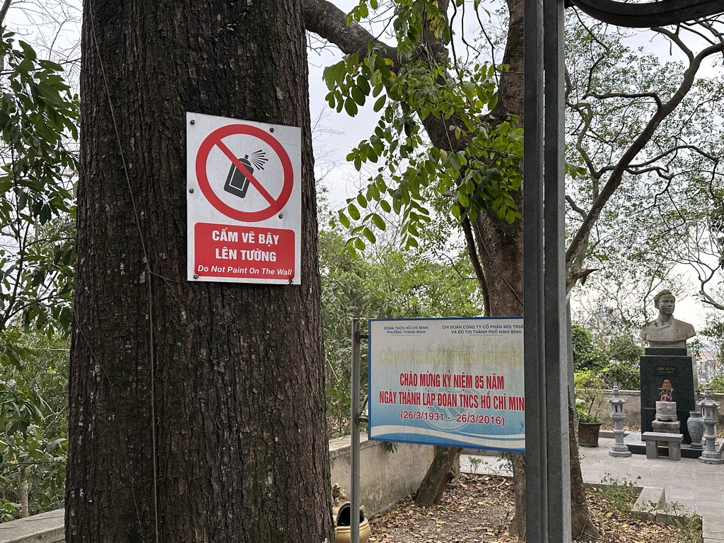 Di tích quốc gia đặc biệt núi Non Nước bị xâm hại bởi nạn viết, vẽ bậy - ảnh 4