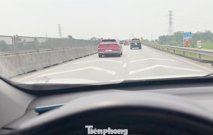 Người tham gia giao thông trên cao tốc đã ghi được clip thời điểm xe 51F-903xx chạy vượt tốc độ cho phép (tốc độ quy định cao nhất là 90km/h).