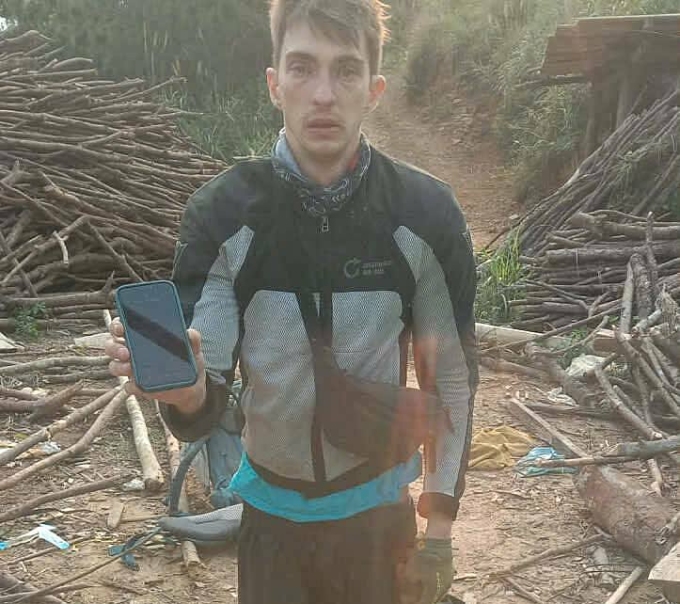 Khách Áo quỳ xin giúp đỡ trước cửa nhà ông Hội. Ảnh: NVCC