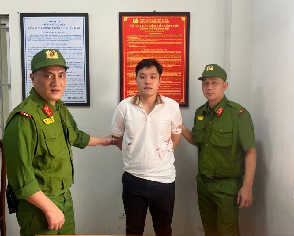 Hà Nội: Nam thanh niên tấn công tài xế ô tô tại KĐT Linh Đàm gây chú ý - Ảnh 1. Hà Nội: Nam thanh niên tấn công tài xế ô tô tại KĐT Linh Đàm gây chú ý - Ảnh 1.