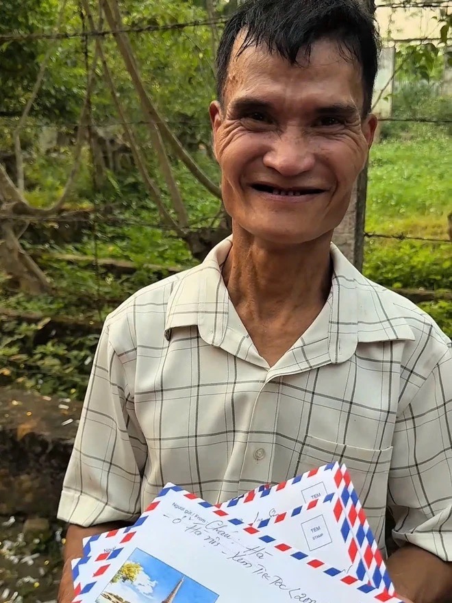 Xúc động clip người cha nhặt rác đạp xe đi mời đám cưới con gái: Điều bất ngờ không tưởng trong ngày cưới - Ảnh 5.