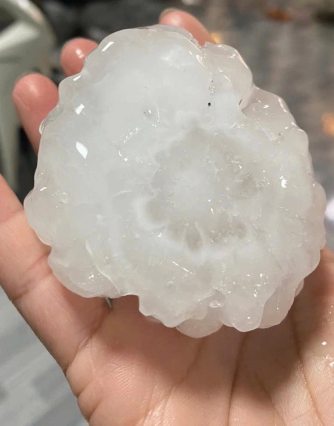 Kích thước viên đá to bằng nắm tay. Ảnh: Hồng Nhung