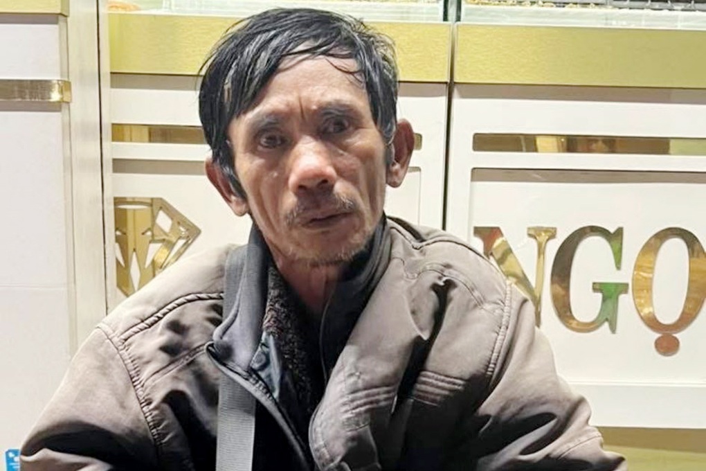 Thất thần trước tiệm vàng vì mất tiền, người bán vé số nhận món quà lớn - 1