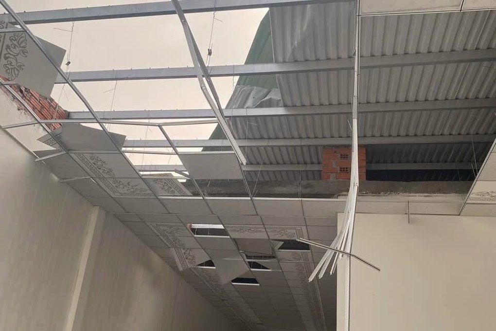 Mưa lớn kèm lốc xoáy thổi bay mái 10 nhà dân - 2