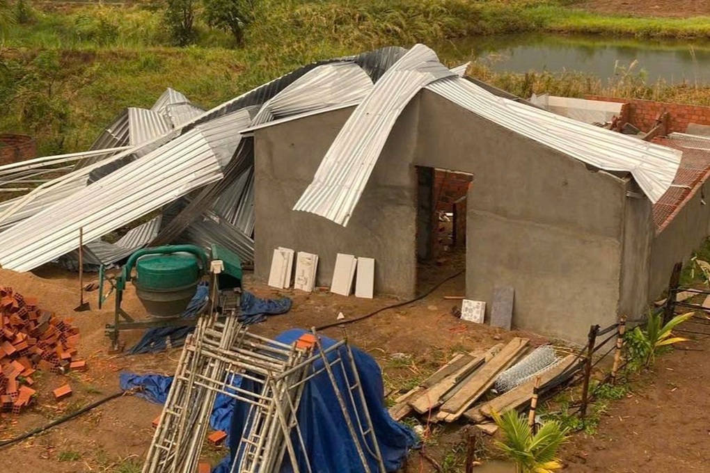 Mưa lớn kèm lốc xoáy thổi bay mái 10 nhà dân - 1