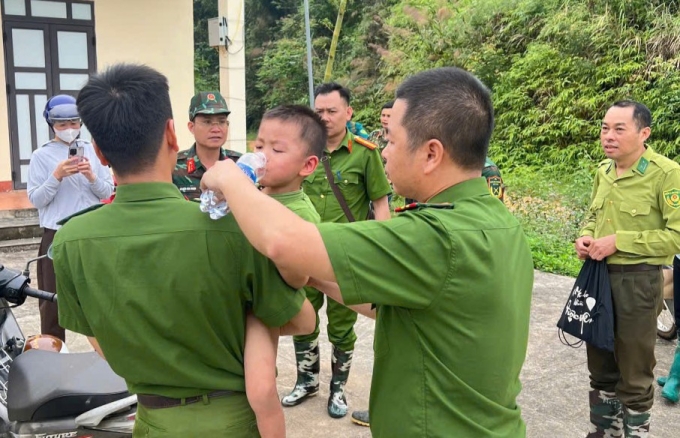 Bé trai được tìm thấy sau 14 giờ mất tích ở Thái Nguyên. Ảnh: Công an tỉnh Thái Nguyên
