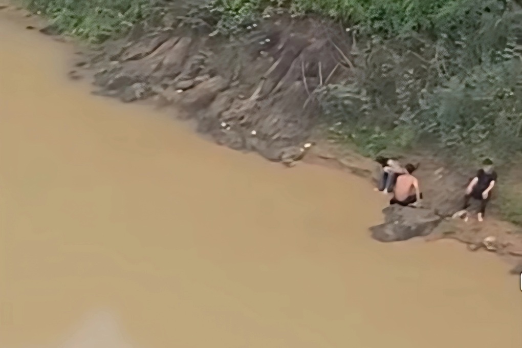 Hai nam sinh lao xuống sông cứu bạn nữ nhảy cầu - 1