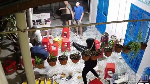 Nhóm người lạ xông vào nhà nổ súng, đâm chém người đang ăn nhậu- Ảnh 2.