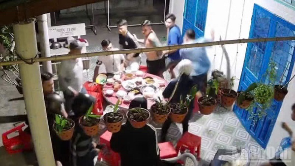 Nhóm người lạ xông vào nhà nổ súng, đâm chém người đang ăn nhậu- Ảnh 1.