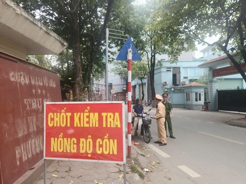 Uống rượu, thấy cảnh sát giao thông liền xuống xe dắt bộ vẫn bị xử phạt