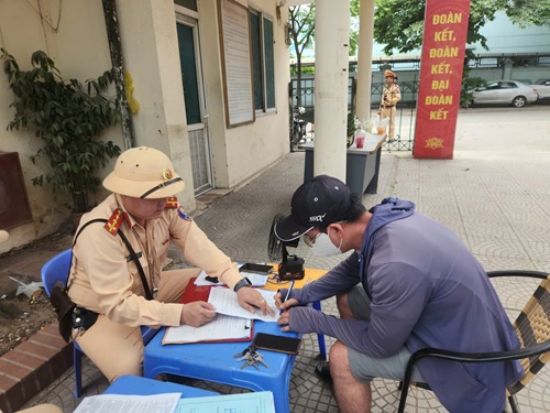 Cảnh sát Giao thông, Công an TP Hà Nội xử lý nồng độ cồn dịp lễ 30.4. Ảnh: Minh Hạnh 