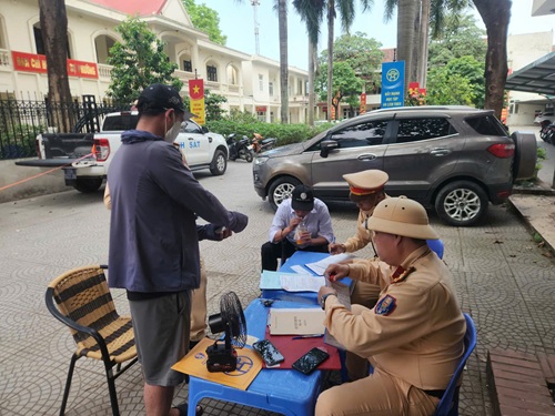 Công an Hà Nội siết nồng độ cồn dịp 30.4 – 1.5. Ảnh: Minh Hạnh 
