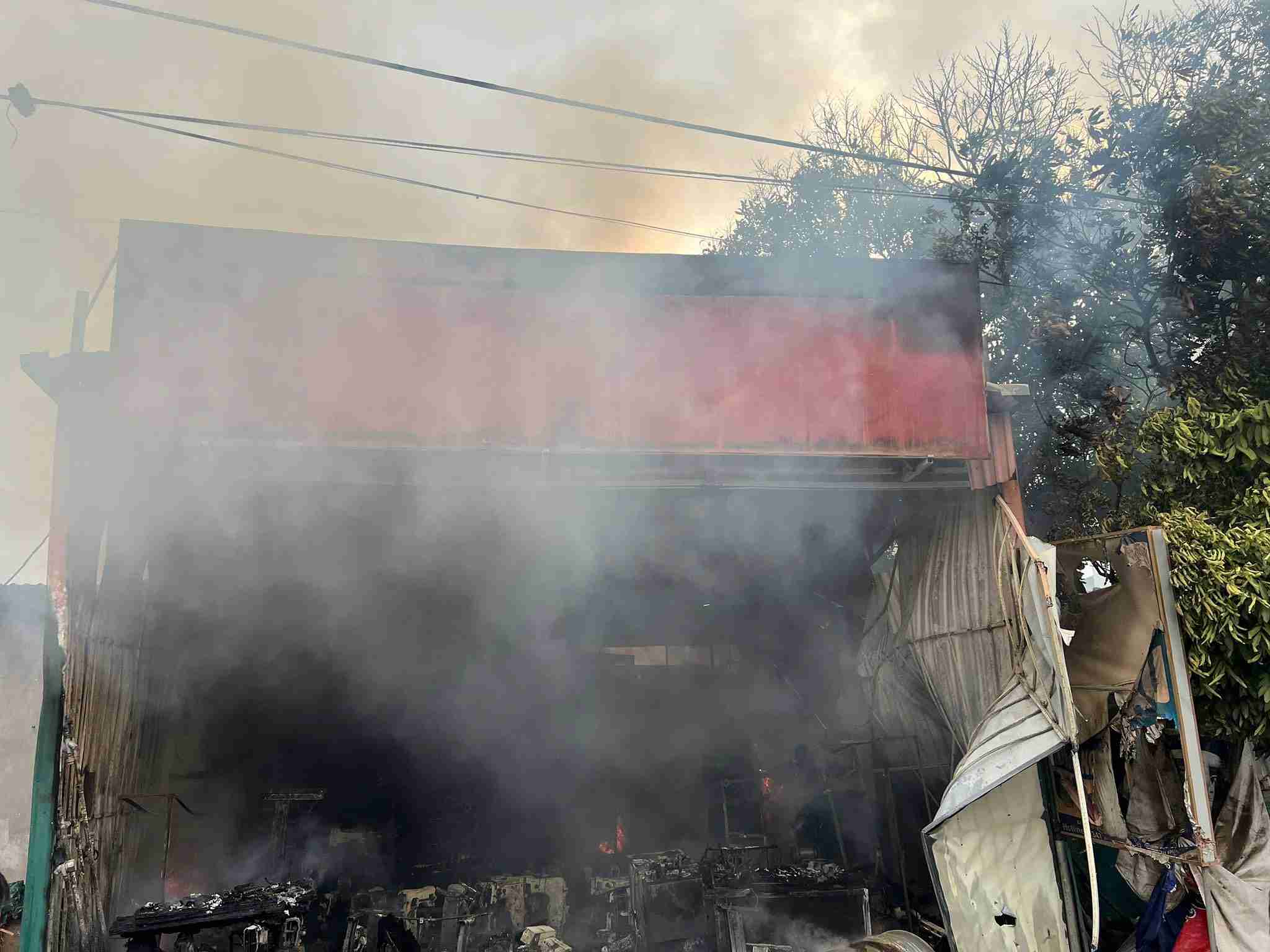 Cháy một xưởng máy khâu ở Hưng Yên